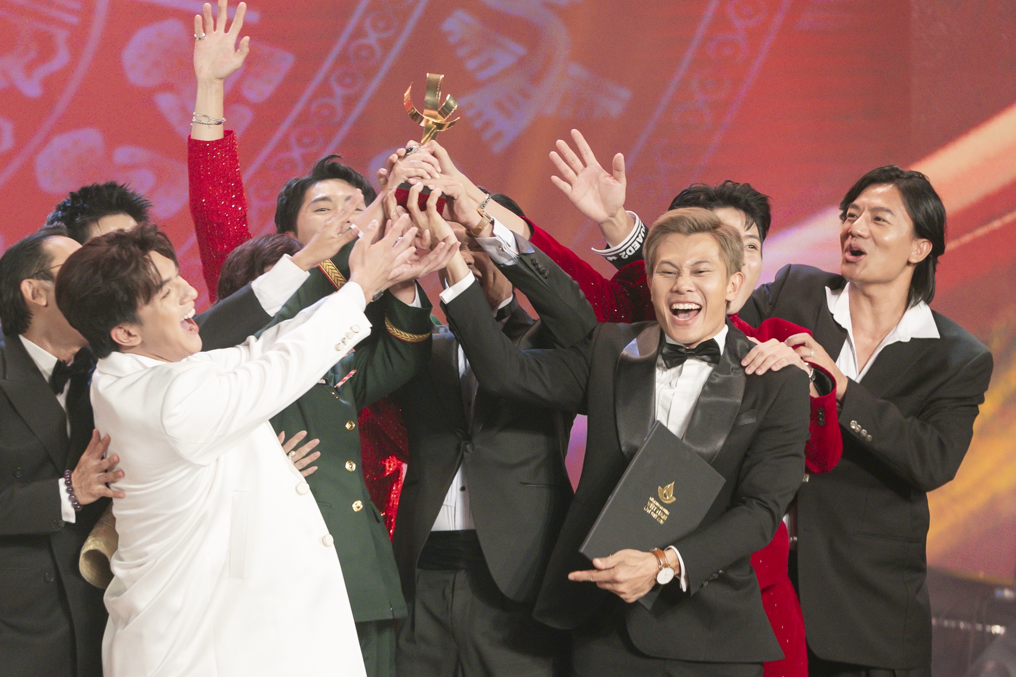 'Mua do' thang lon, Tran Thanh va Thu Trang bai tran hinh anh