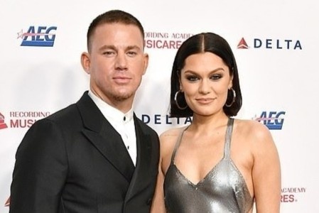 Nu ca si goi ban trai cu la 'quai vat' hinh anh