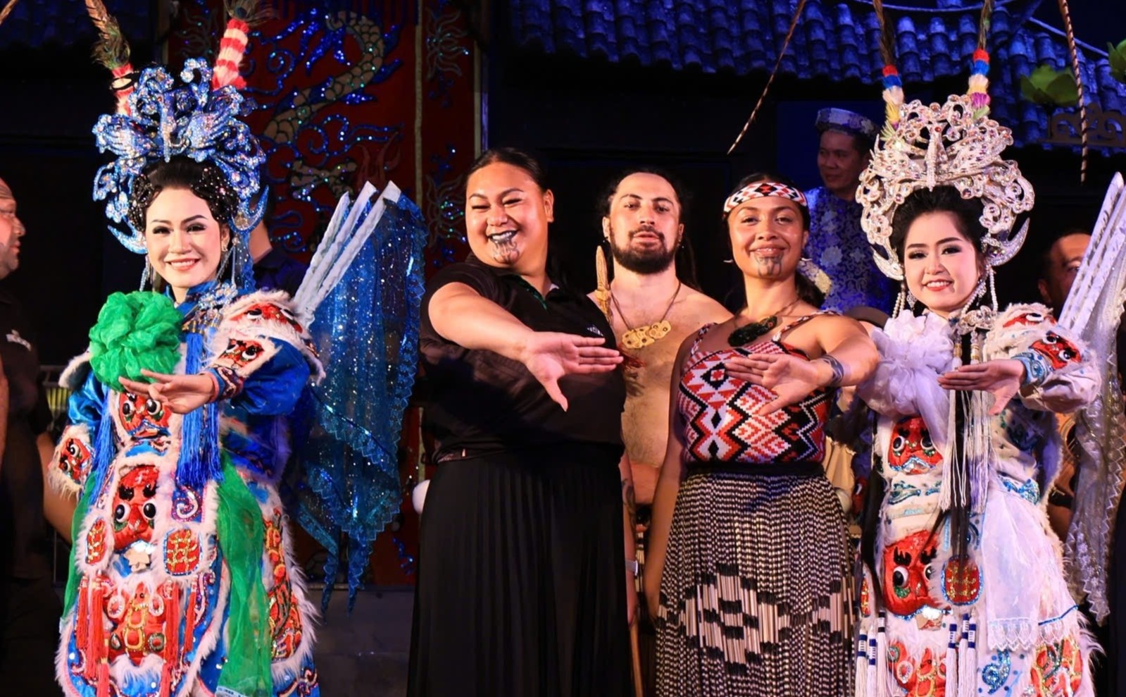 Man bieu dien dac biet giua nghe si hat boi TP.HCM va New Zealand hinh anh