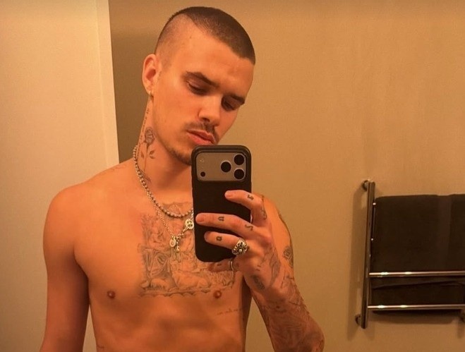 Romeo Beckham coi tran khoe hinh xam hinh anh