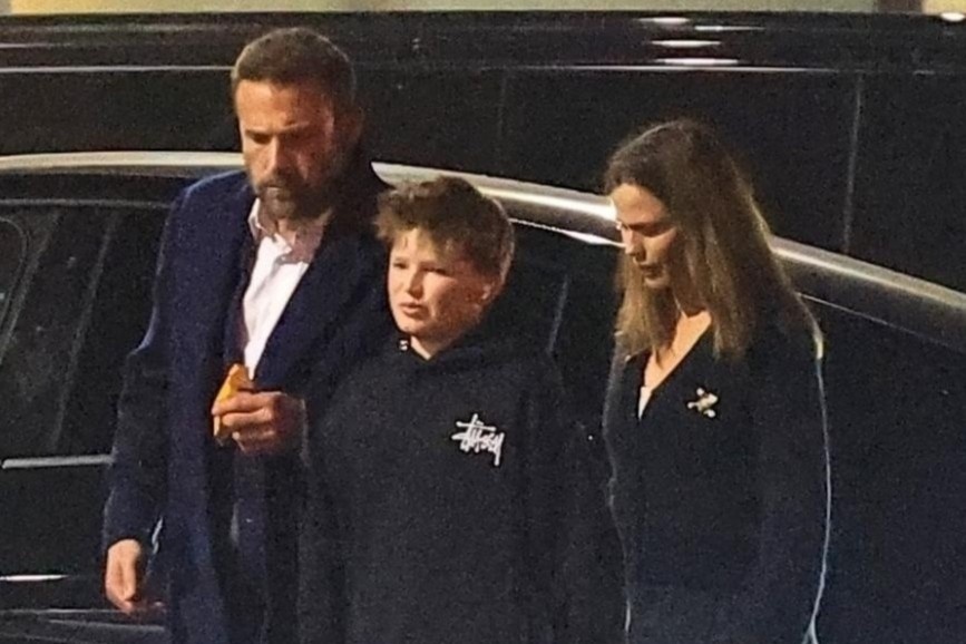 Ben Affleck cham mat cung luc hai vo cu hinh anh