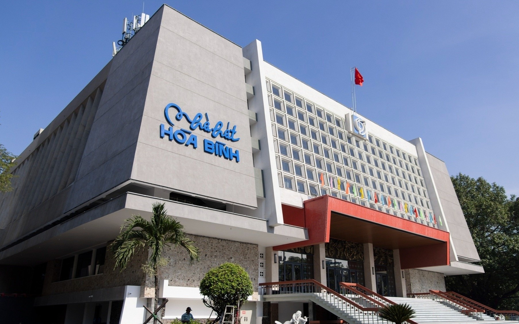 Nha hat Hoa Binh ra sao sau khi dai tu sua voi 275 ty dong hinh anh