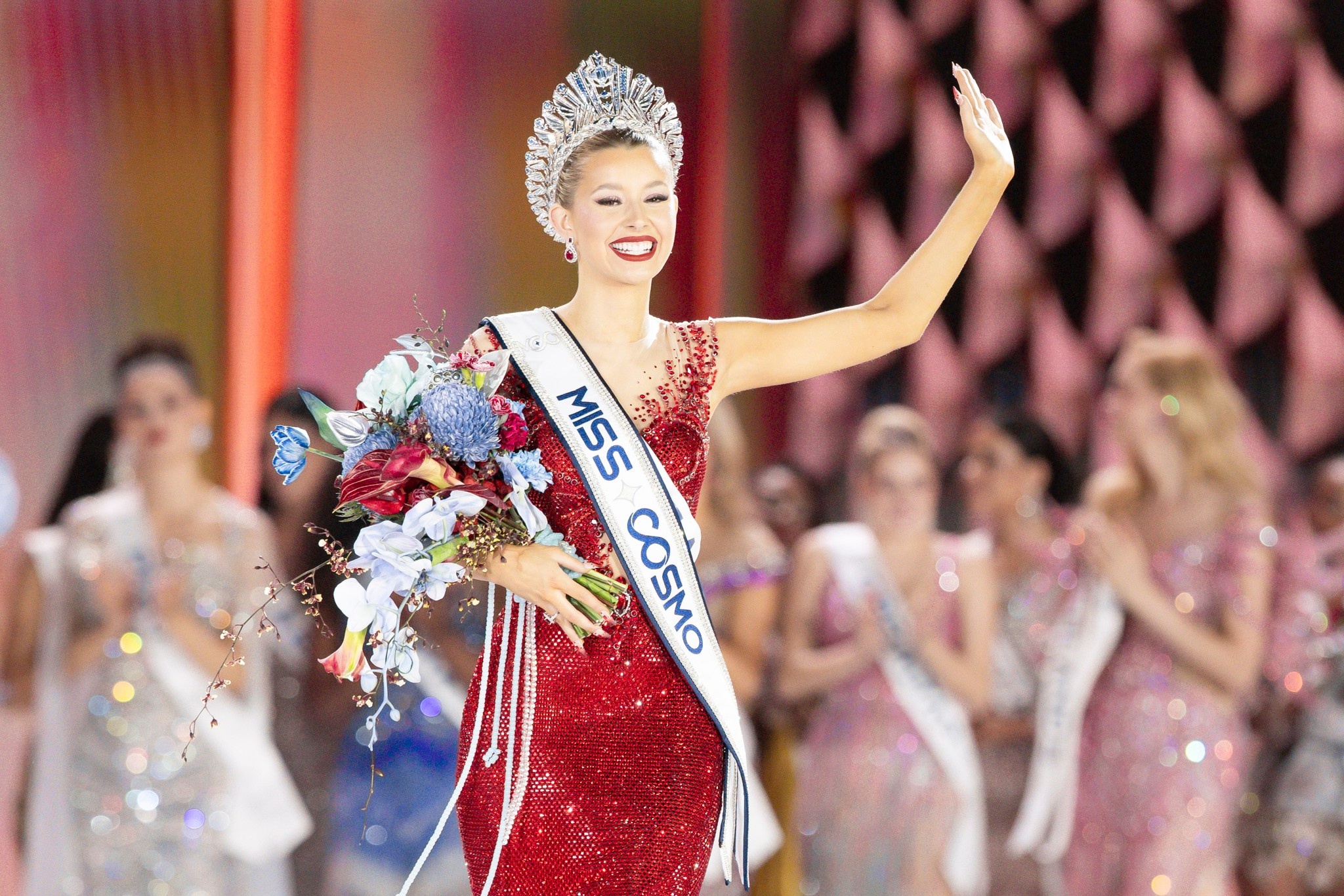 Nguoi dep My dang quang Miss Cosmo 2025 hinh anh