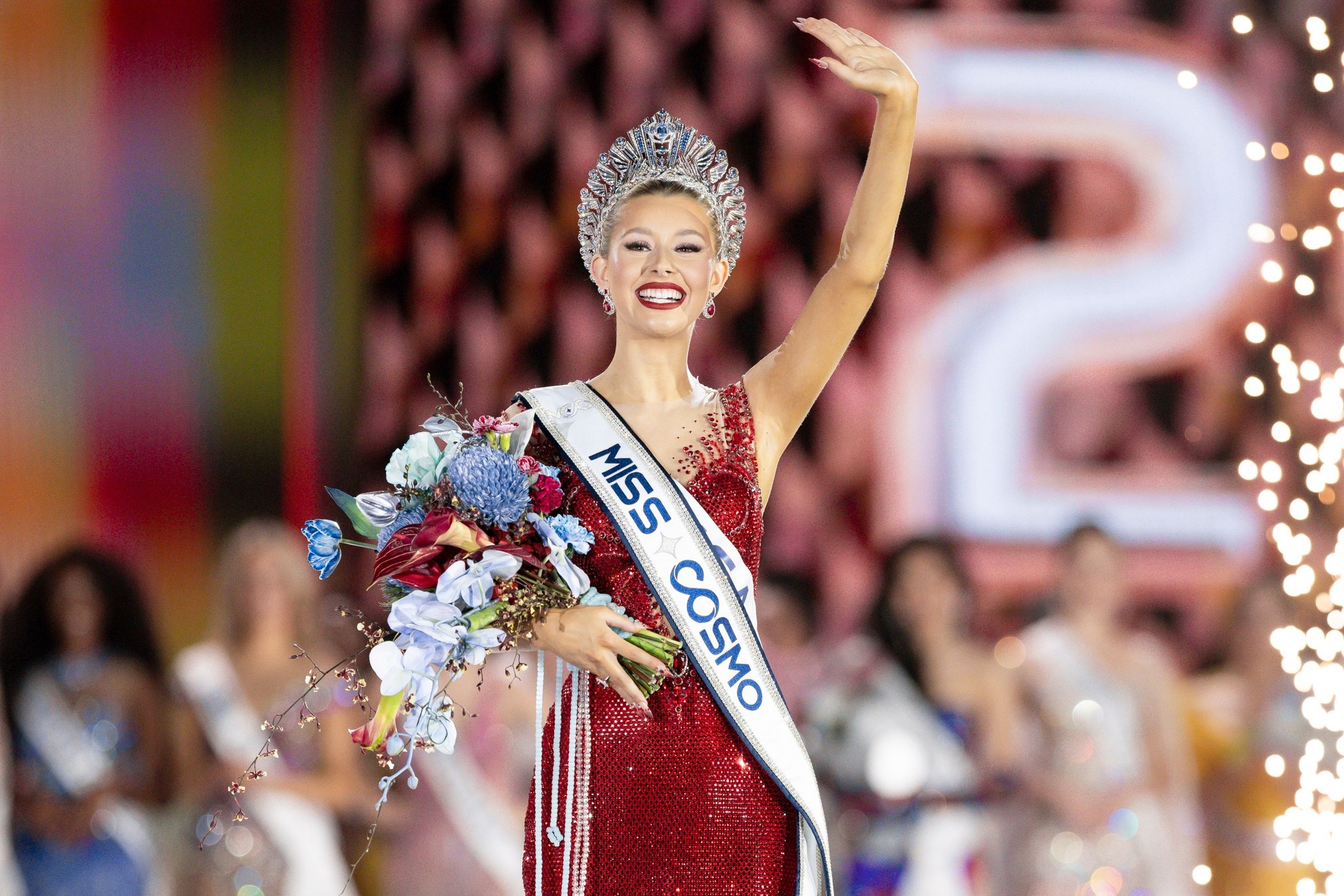 Nguoi dep My dang quang Miss Cosmo 2025 hinh anh