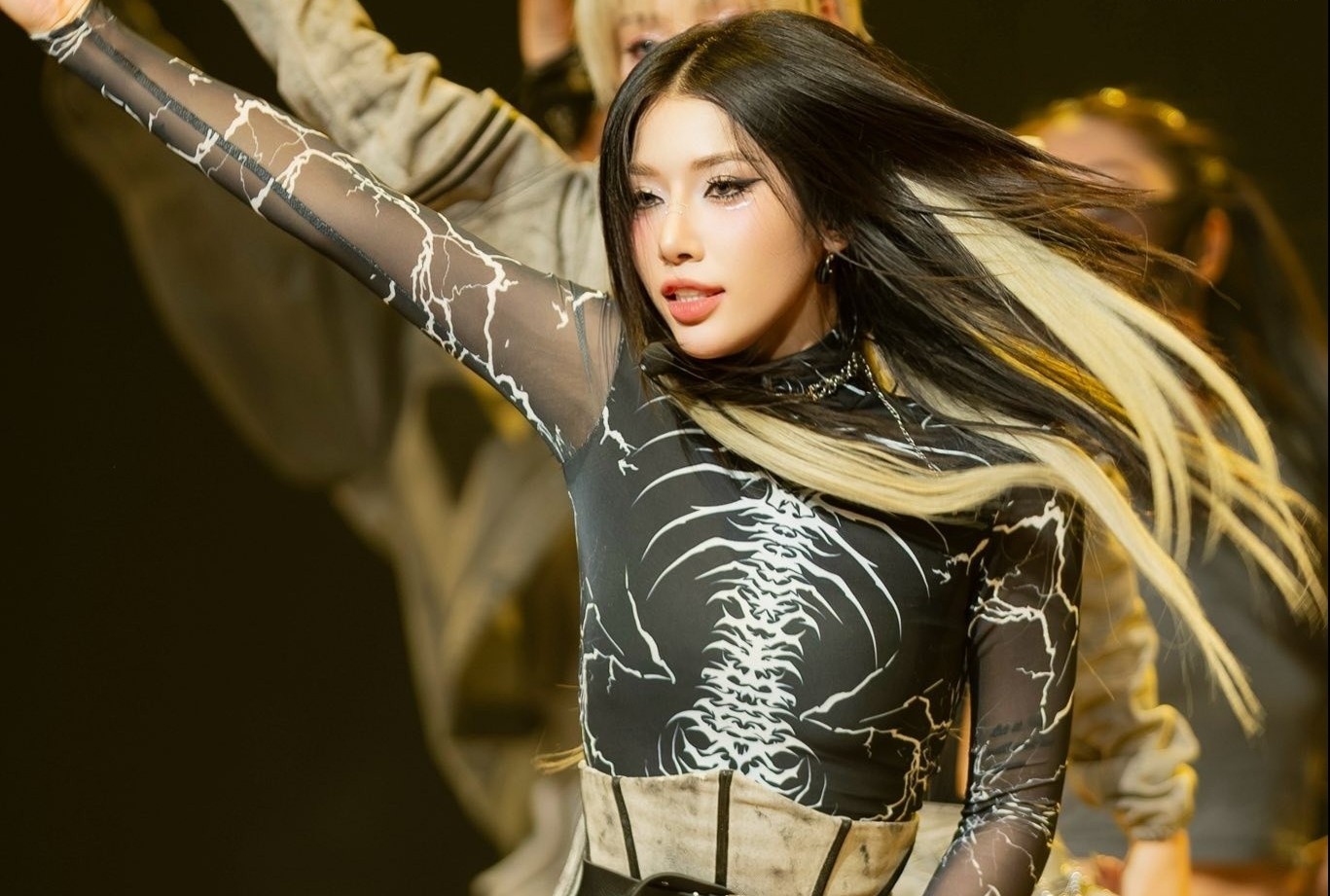 A quan Em xinh 'xin loi vi hat khong hay, EQ thap' hinh anh