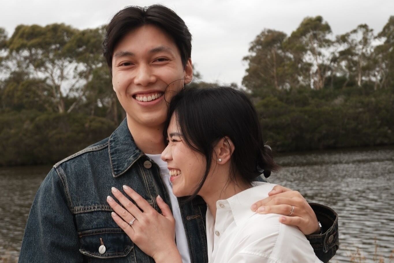 My nam 'Nguoi ay la ai' cau hon ban gai hinh anh