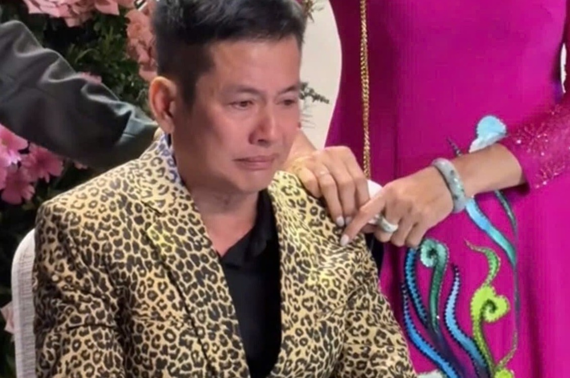 Tan Beo khoc trong le cuoi con trai hinh anh