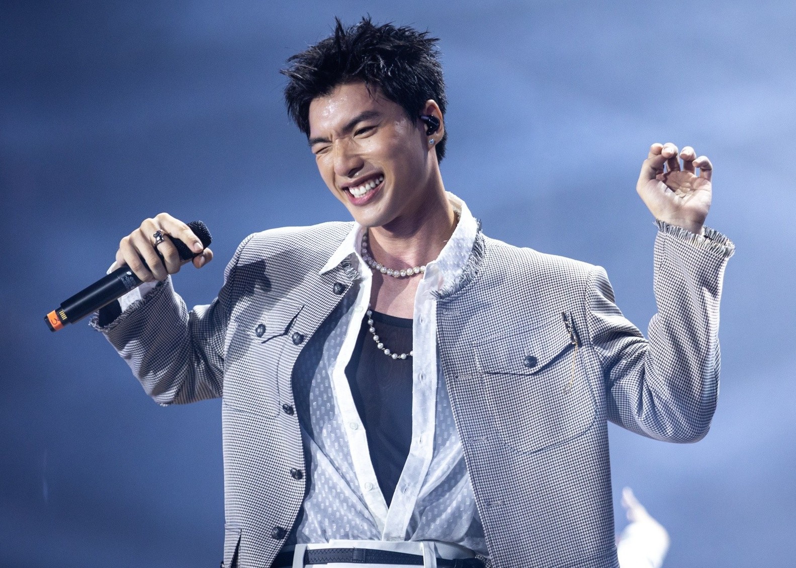 Hang nghin khan gia TP.HCM nan den nua dem cho Truc Nhan, HIEUTHUHAI hinh anh