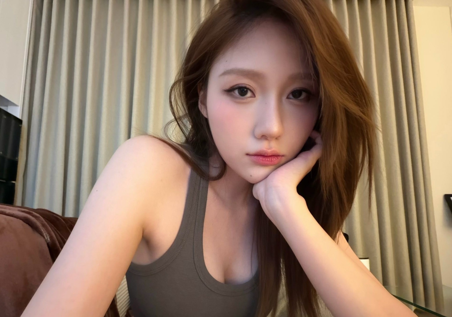 Uyen An khoc, noi ve bat hoa voi chi gai hinh anh