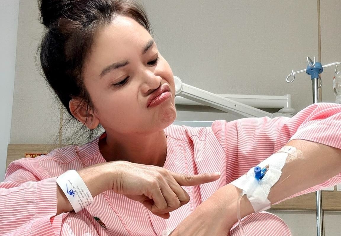 Ca si Pham Phuong Thao nhap vien phau thuat hinh anh