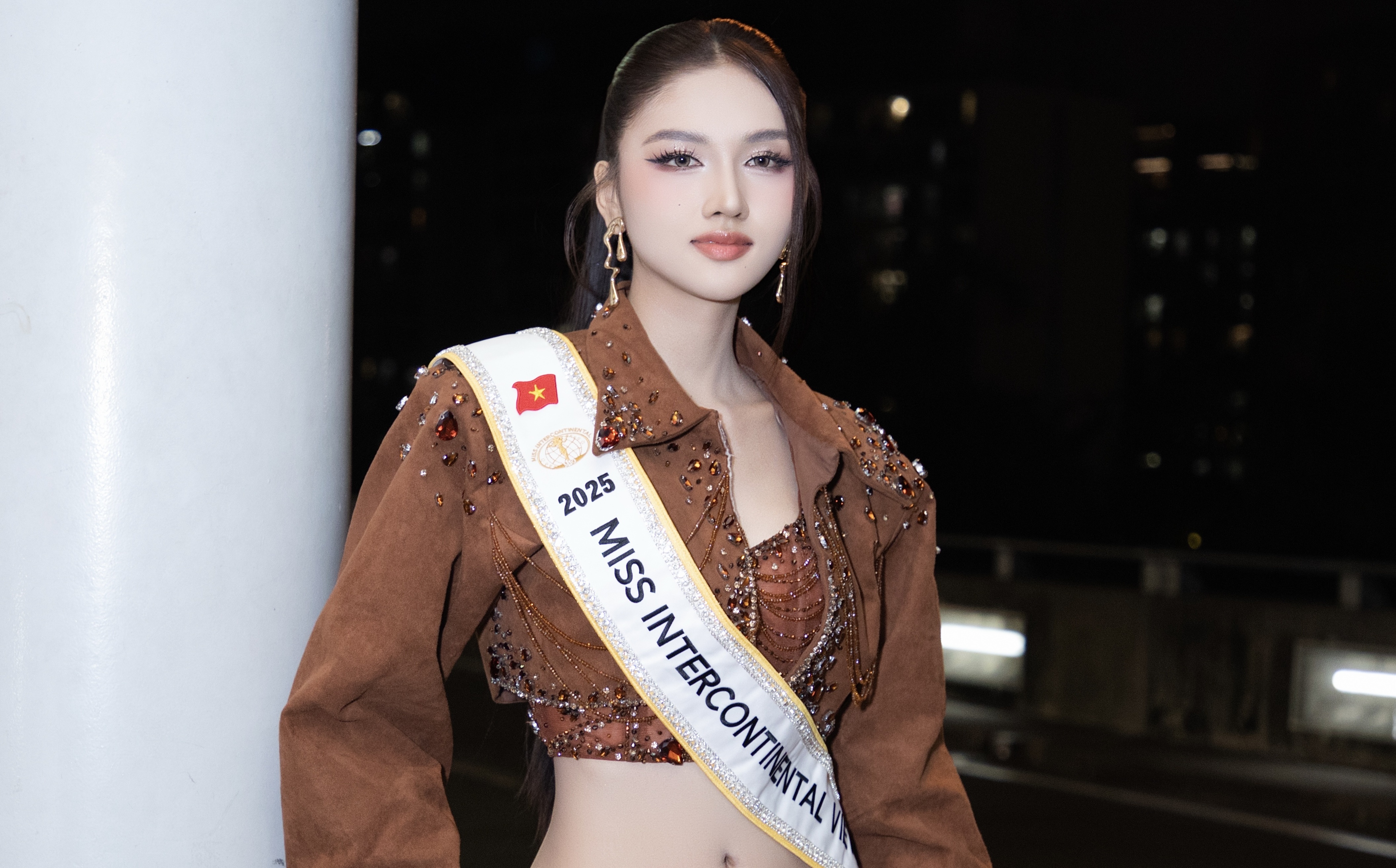 Nguoi dep Viet mang 5 vali quan ao sang Ai Cap hinh anh