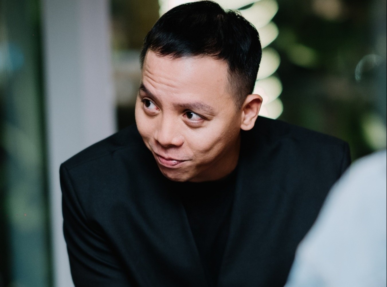 Hoang Touliver don sinh nhat cung dong nghiep hinh anh