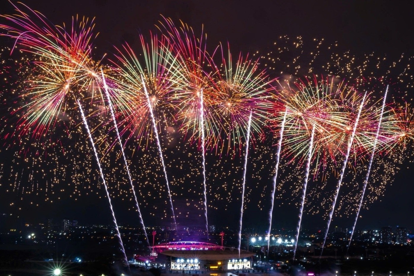 Toi nay Ha Noi ban phao hoa chao mung thanh cong Dai hoi XIV cua Dang hinh anh