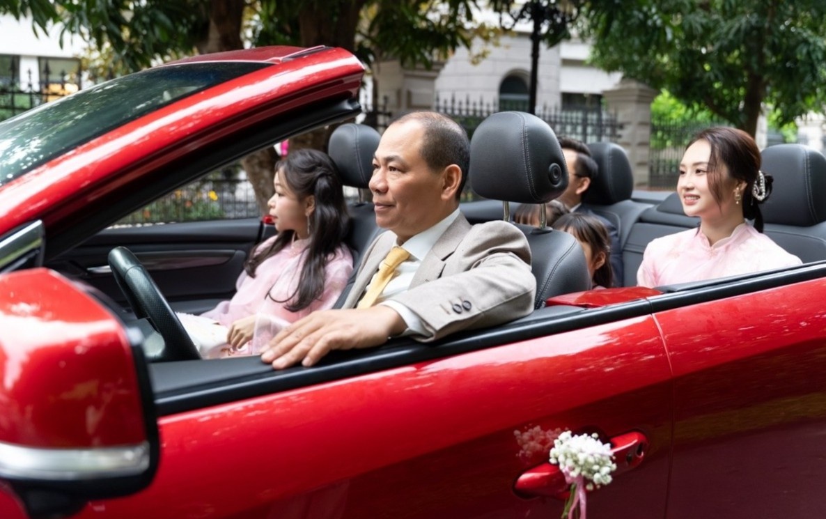 Ty phu Pham Nhat Vuong trong ngay cuoi cua con trai hinh anh