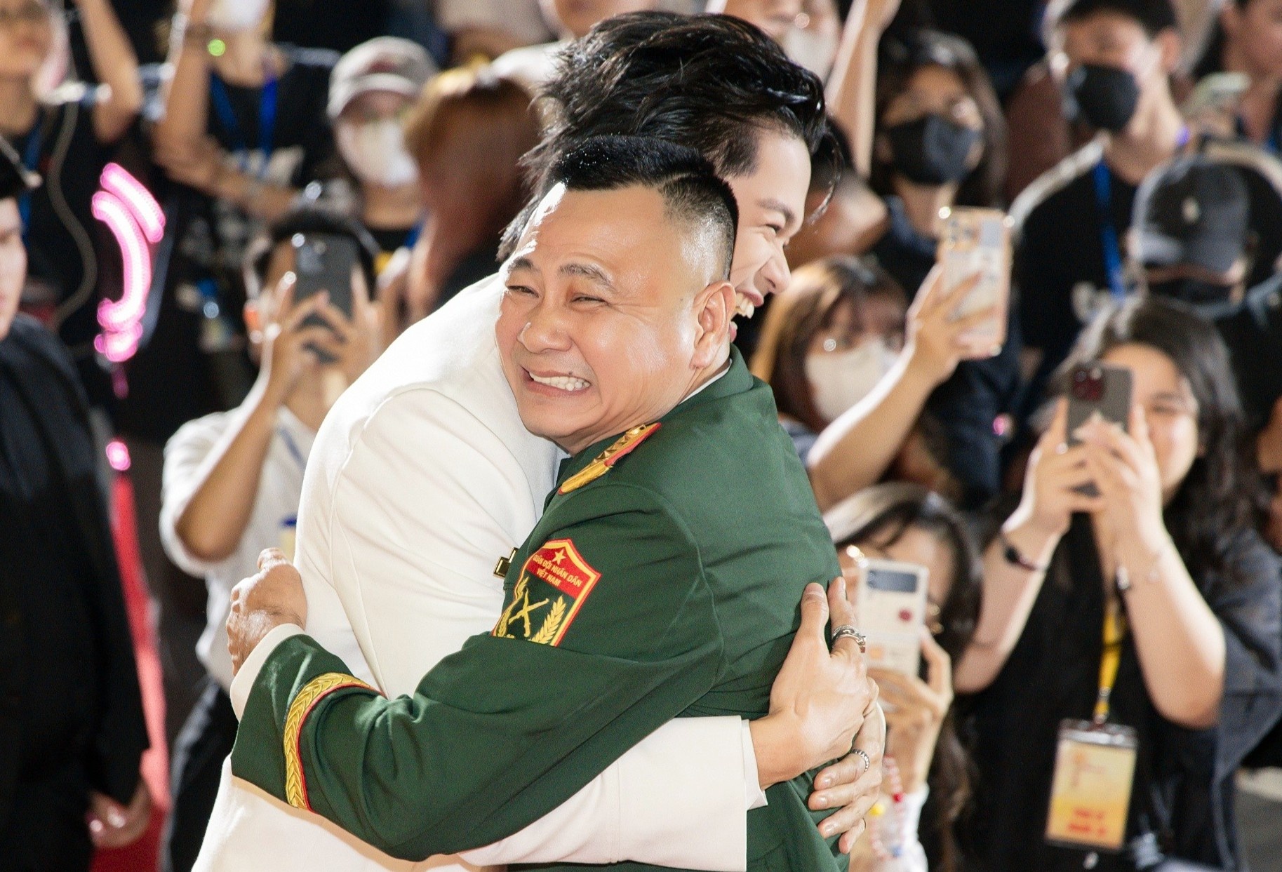 Khoanh khac Tu Long om chat Trong Hieu gay chu y hinh anh