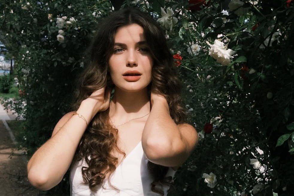 Co gai Nga 18 tuoi dang quang Hoa hau Lien luc dia hinh anh