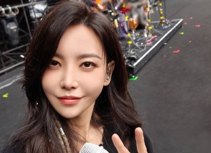 Vu Van Van nga quy tren san khau hinh anh