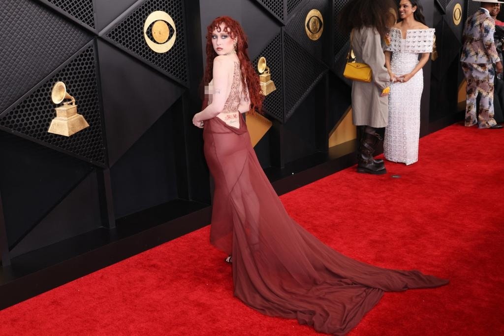 Sao nu gap rac roi khi dien vay xuyen thau hinh anh