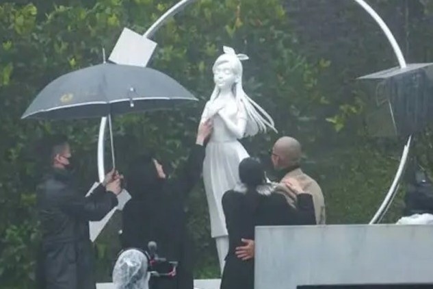 Me Tu Hy Vien khoc ngat truoc tuong con gai hinh anh