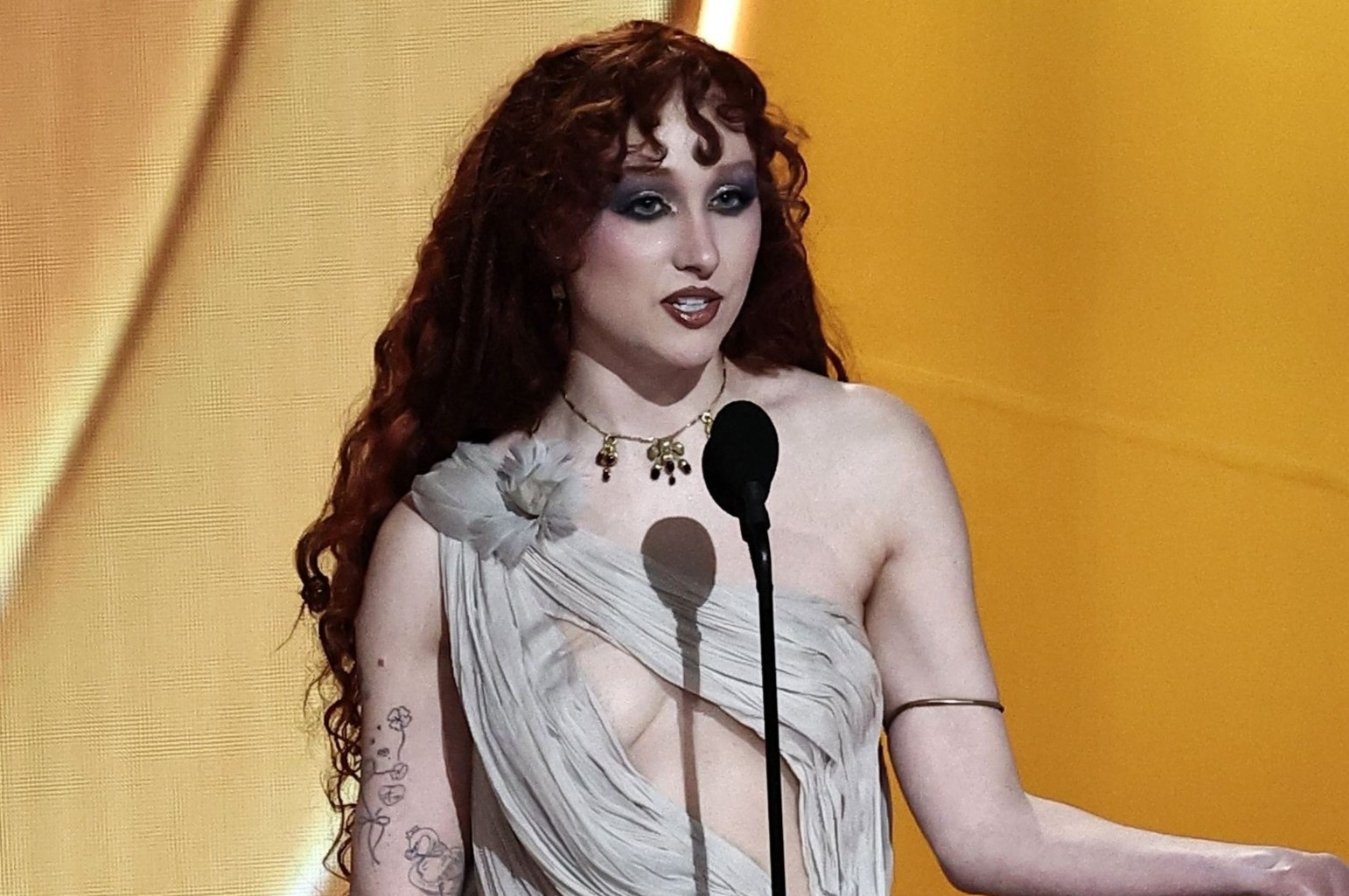 Sao nu mac nhu khoa than len tieng hinh anh