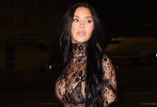 Kim Kardashian mac xuyen thau khi hen ho hinh anh