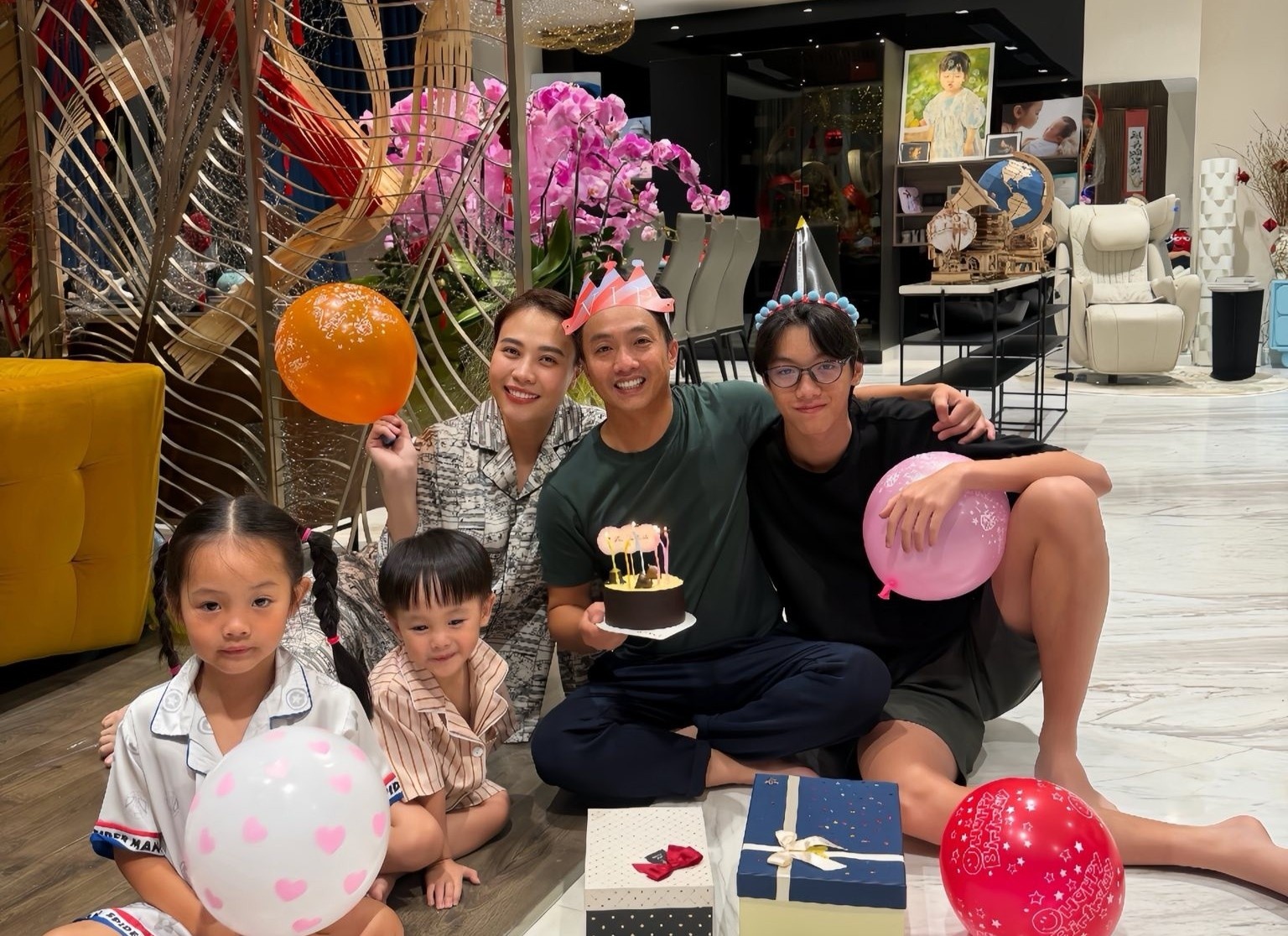 Khong gian biet thu hang chuc ty cua Dam Thu Trang va dan sao can Tet hinh anh