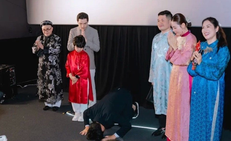 TGD Lotte Entertainment quy lay: Cau xin hay cam on khan gia? hinh anh