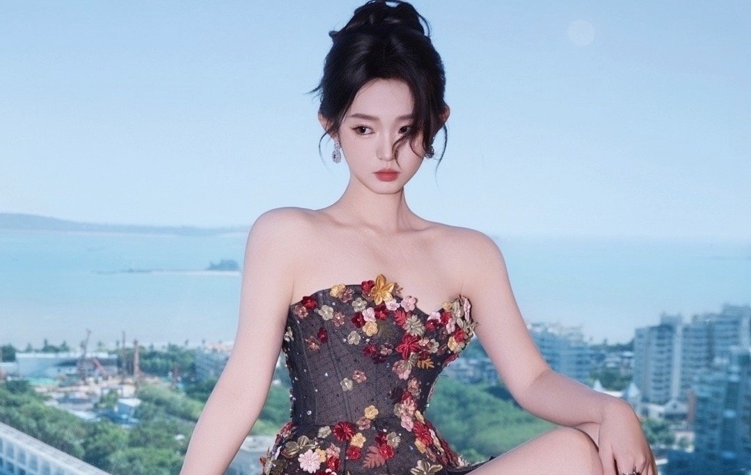 Nu dien vien dang can quet Trung Quoc hinh anh