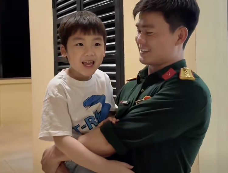 Con trai Hoa Minzy than thiet voi Dai uy Thang Van Cuong hinh anh