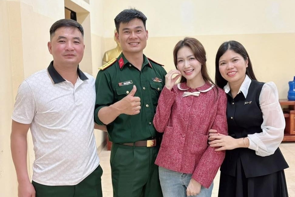 Ban trai Dai uy 'ra mat' Hoa Minzy voi don vi hinh anh