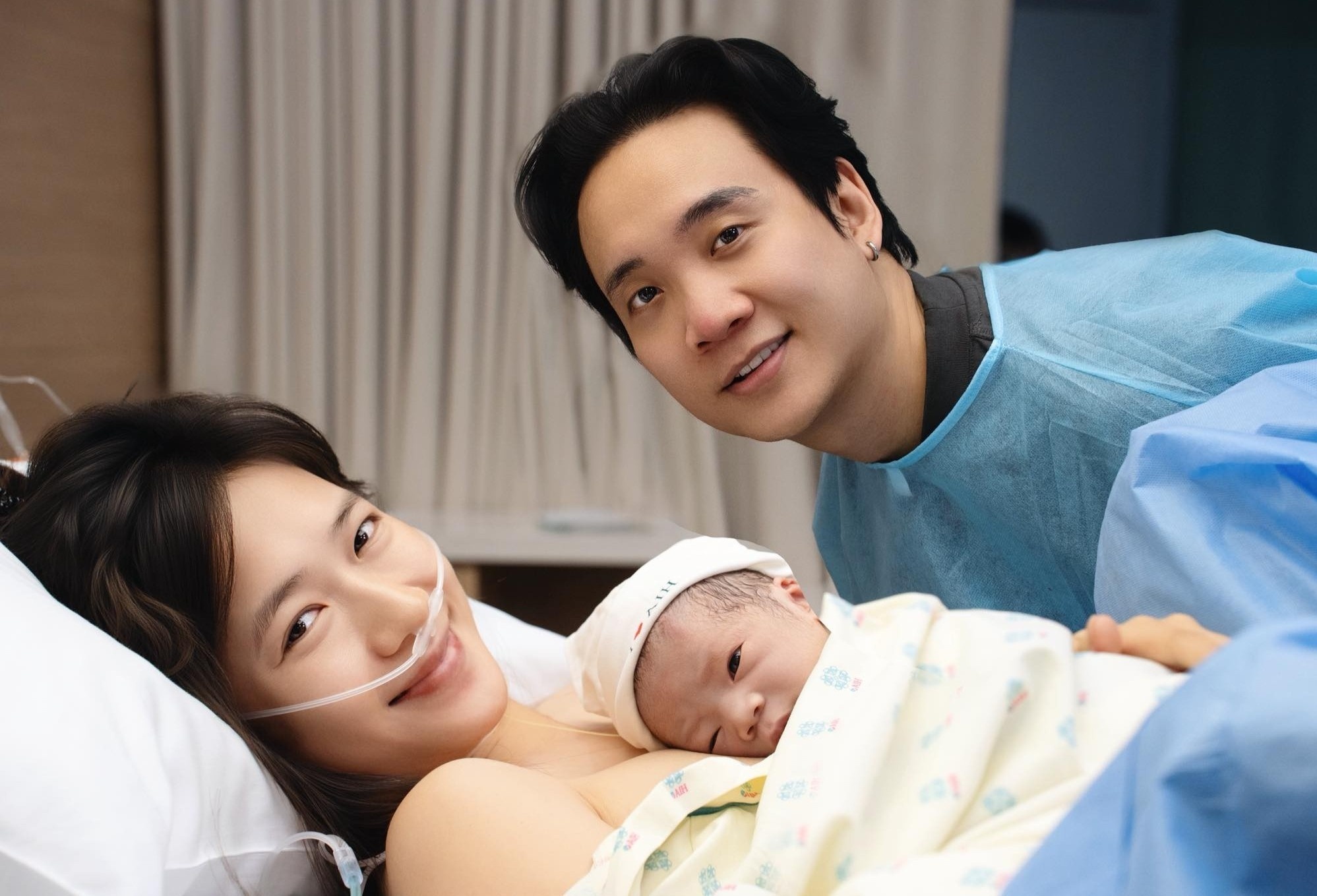 JustaTee dang anh ben vo con hinh anh