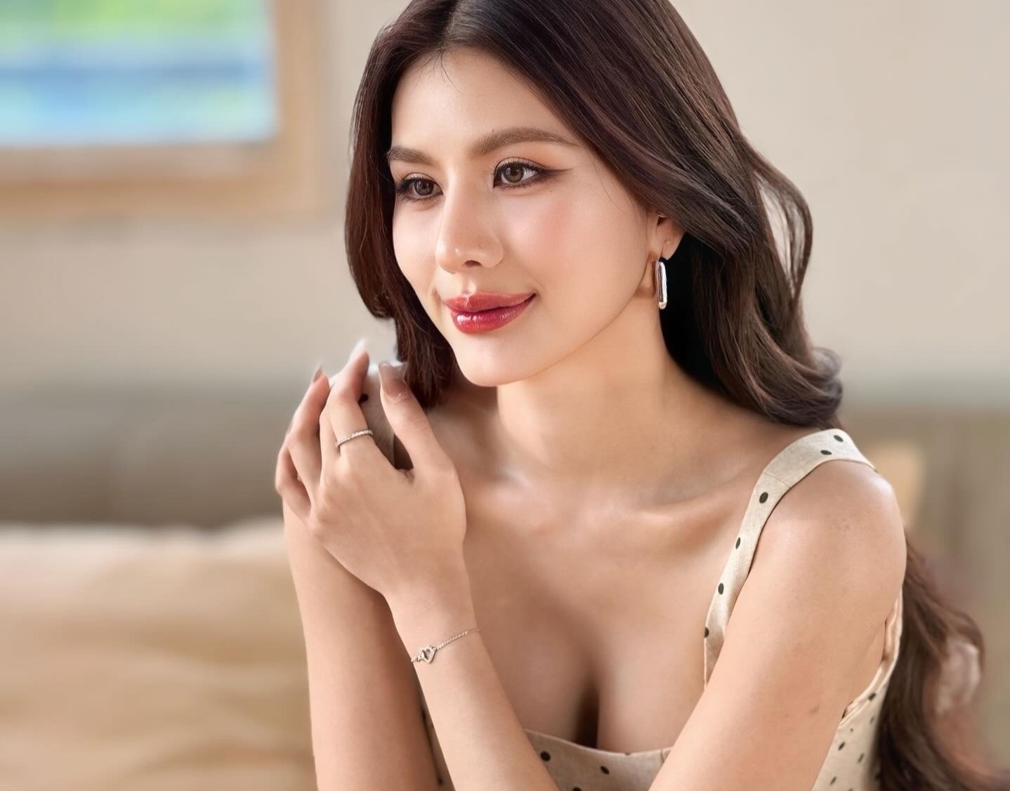 Ca si 33 tuoi dang quang Hoa hau Hoa binh Thai Lan hinh anh