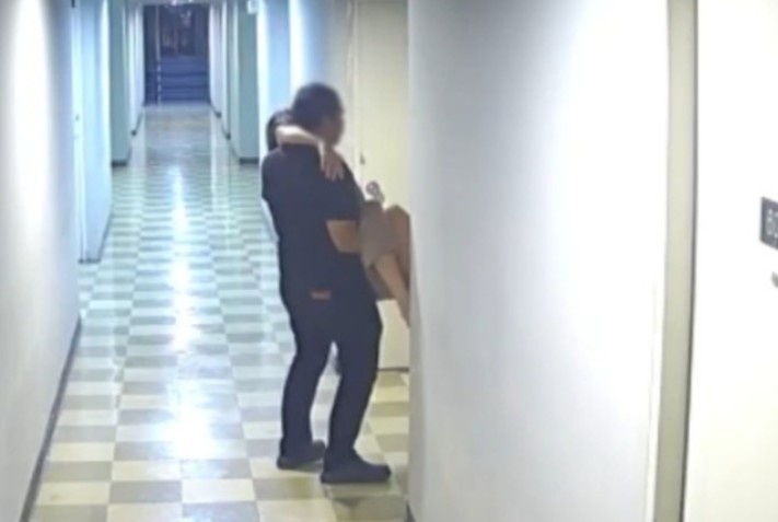 Nhan vien cuu ho cau xin tha thu khi hiep dam nu dien vien Thai hinh anh