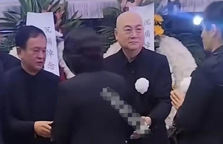 'Duong Tang' Tri Trong Thuy dau buon trong le tang vo hinh anh