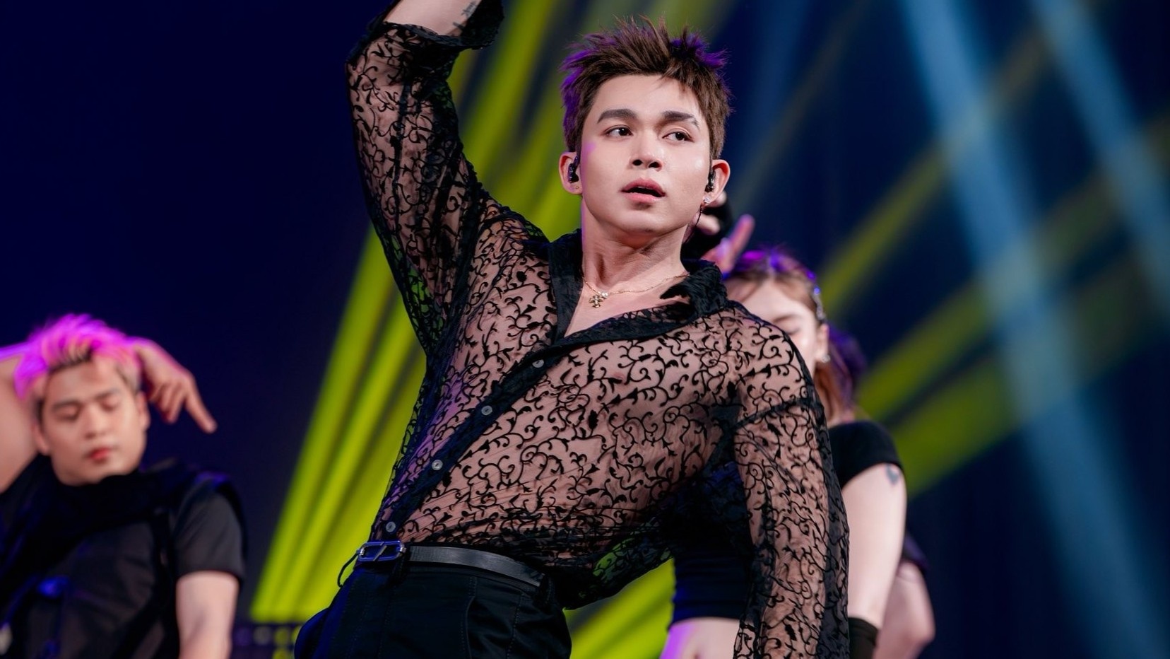 So Van hoa tham dinh MV gay tranh cai cua Jun Pham hinh anh