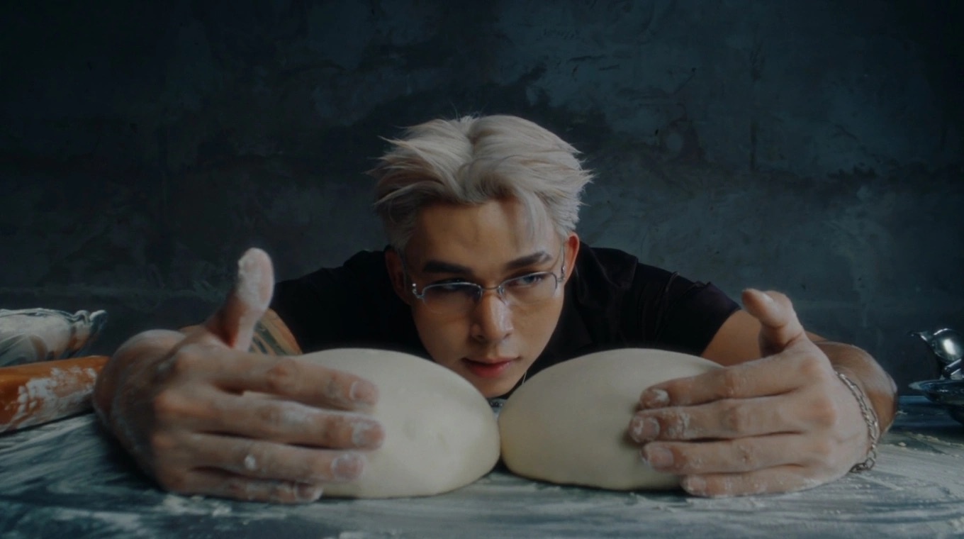 Jun Pham go bo MV day tranh cai hinh anh