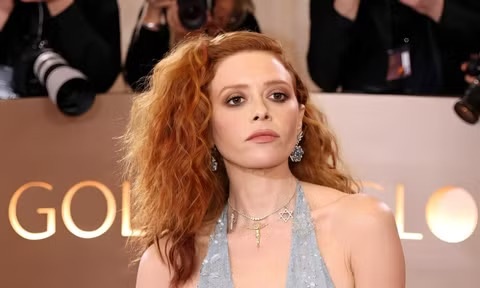 Nu dien vien bi duoi khoi chuyen bay hinh anh