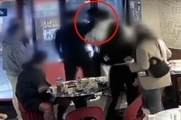 Thu pham xin loi 8 lan vu danh chet dao dien gay rung dong Han Quoc hinh anh