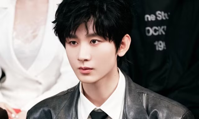 Nam dien vien tham bai nhat hien tai hinh anh