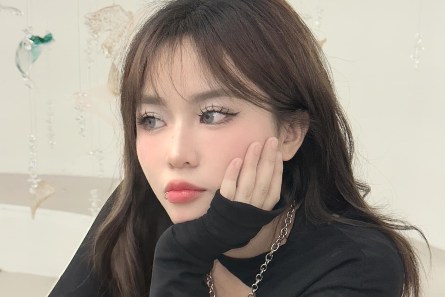 MisThy vap tranh cai hinh anh