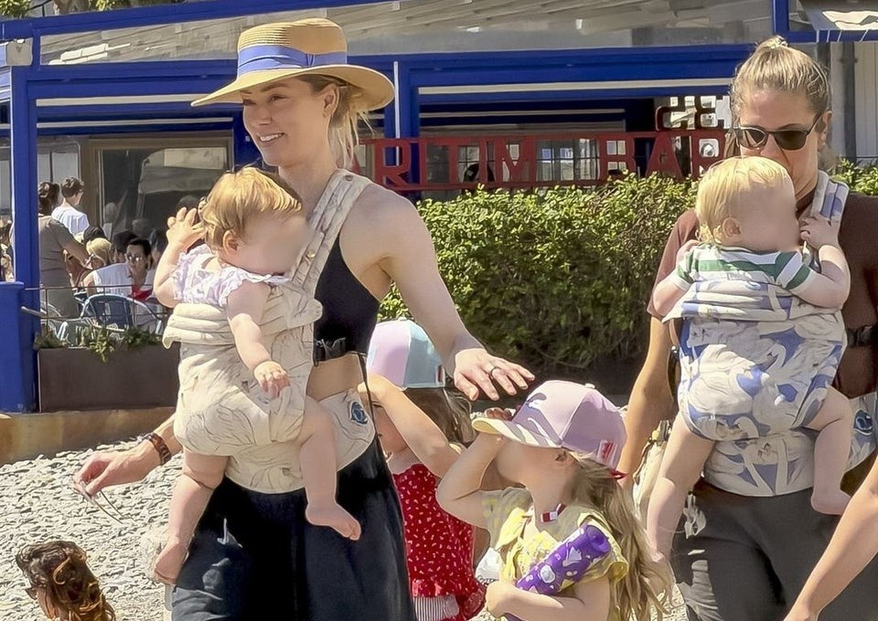 Amber Heard ben ba con hinh anh