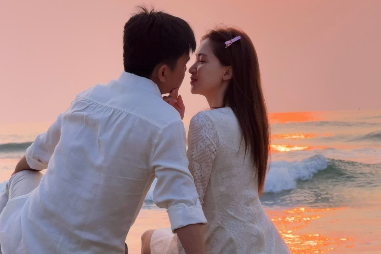 Khoanh khac ngot ngao cua Hoa Minzy va ban trai quan nhan hinh anh