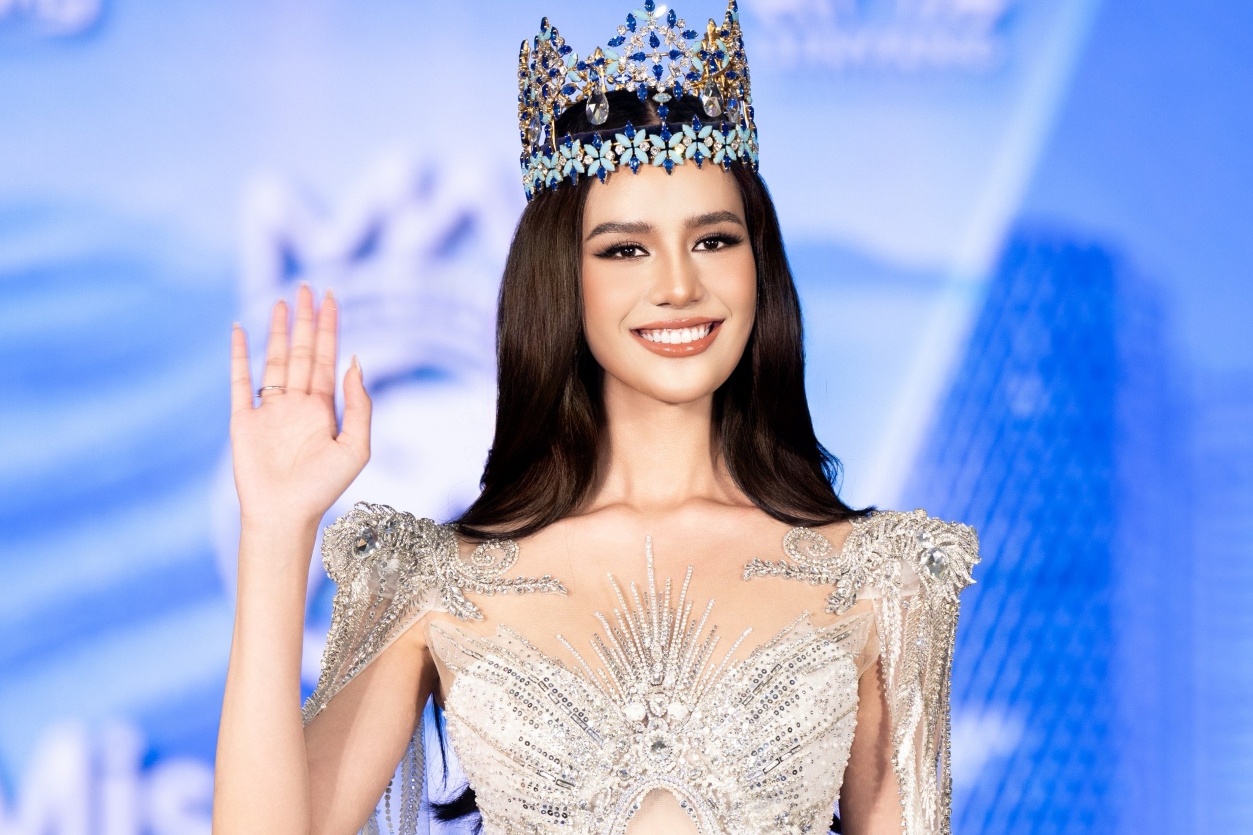 Ve dep cua duong kim Miss World khi den Viet Nam hinh anh
