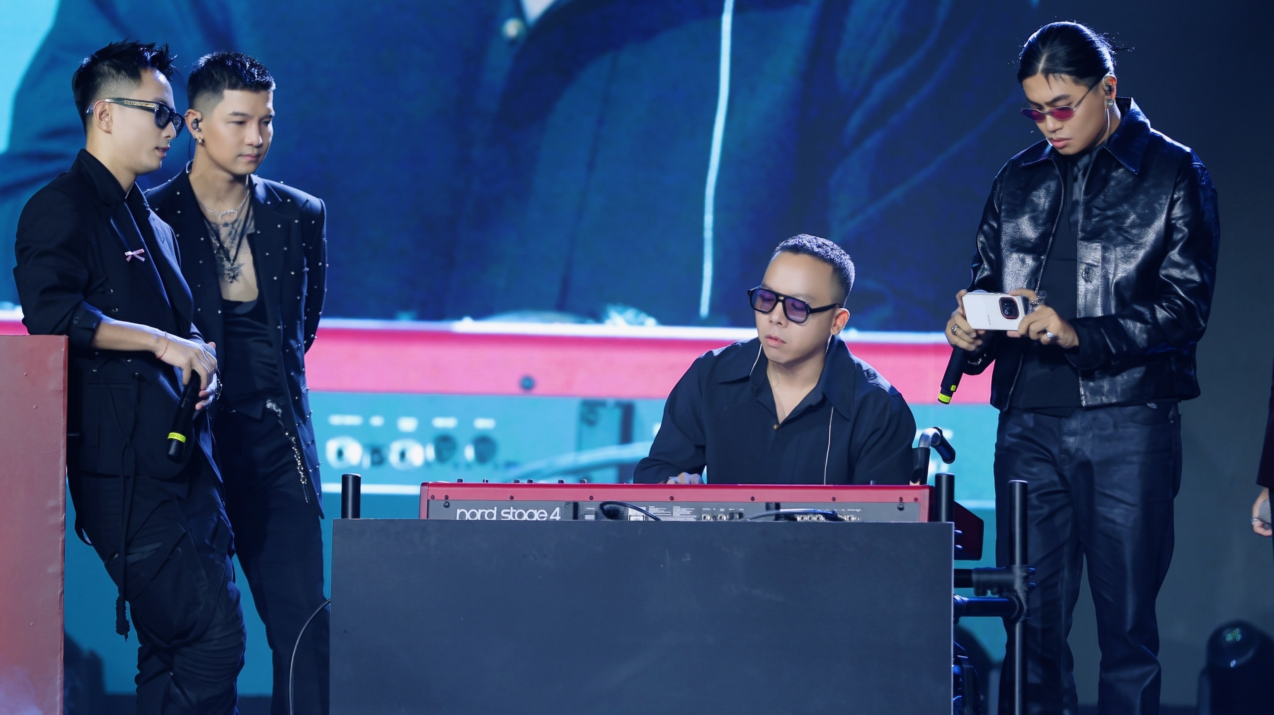 Touliver ngoi xe lan va khoanh khac trong show cua SpaceSpeakers hinh anh