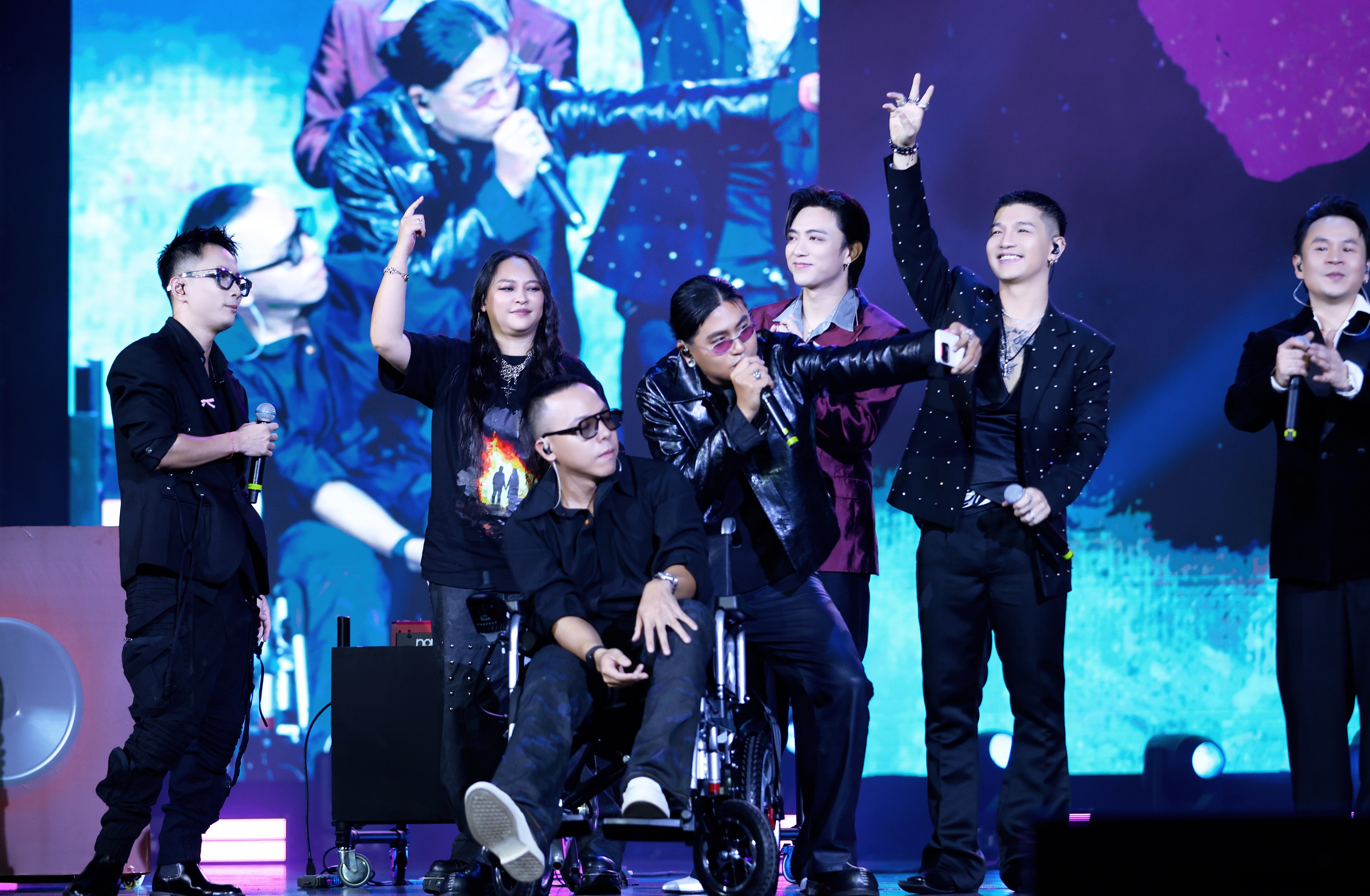 Touliver ngoi xe lan va khoanh khac trong show cua SpaceSpeakers hinh anh