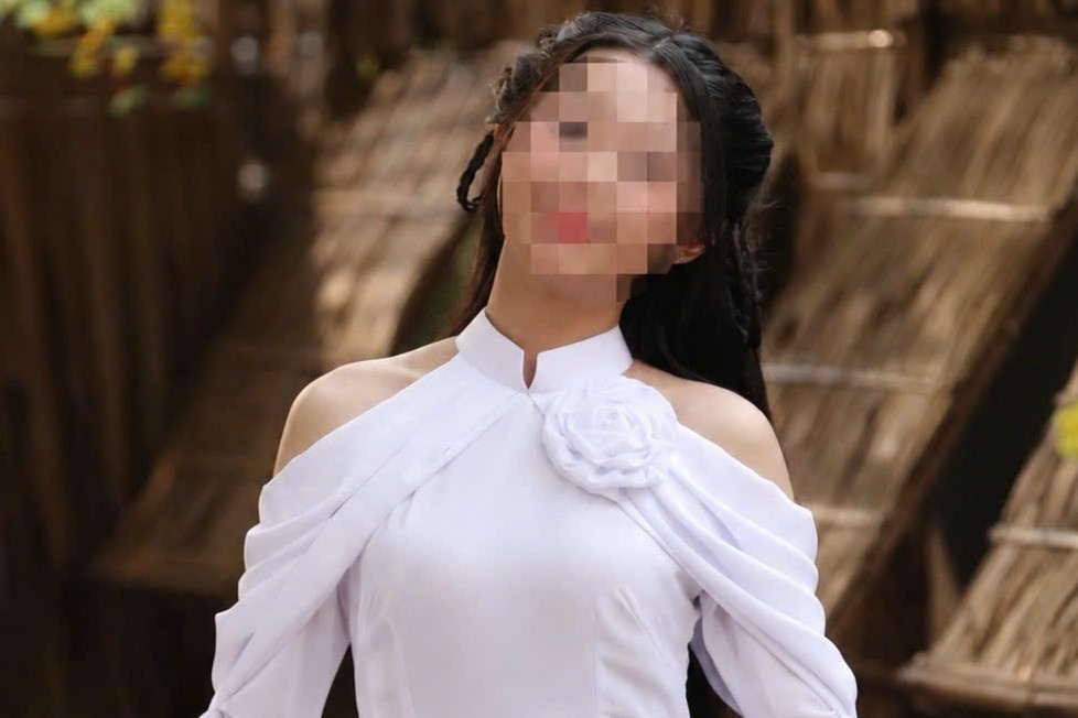Ca si Viet 15 tuoi cau cuu, to 'bi ep di khach', cong ty quan ly len tieng hinh anh