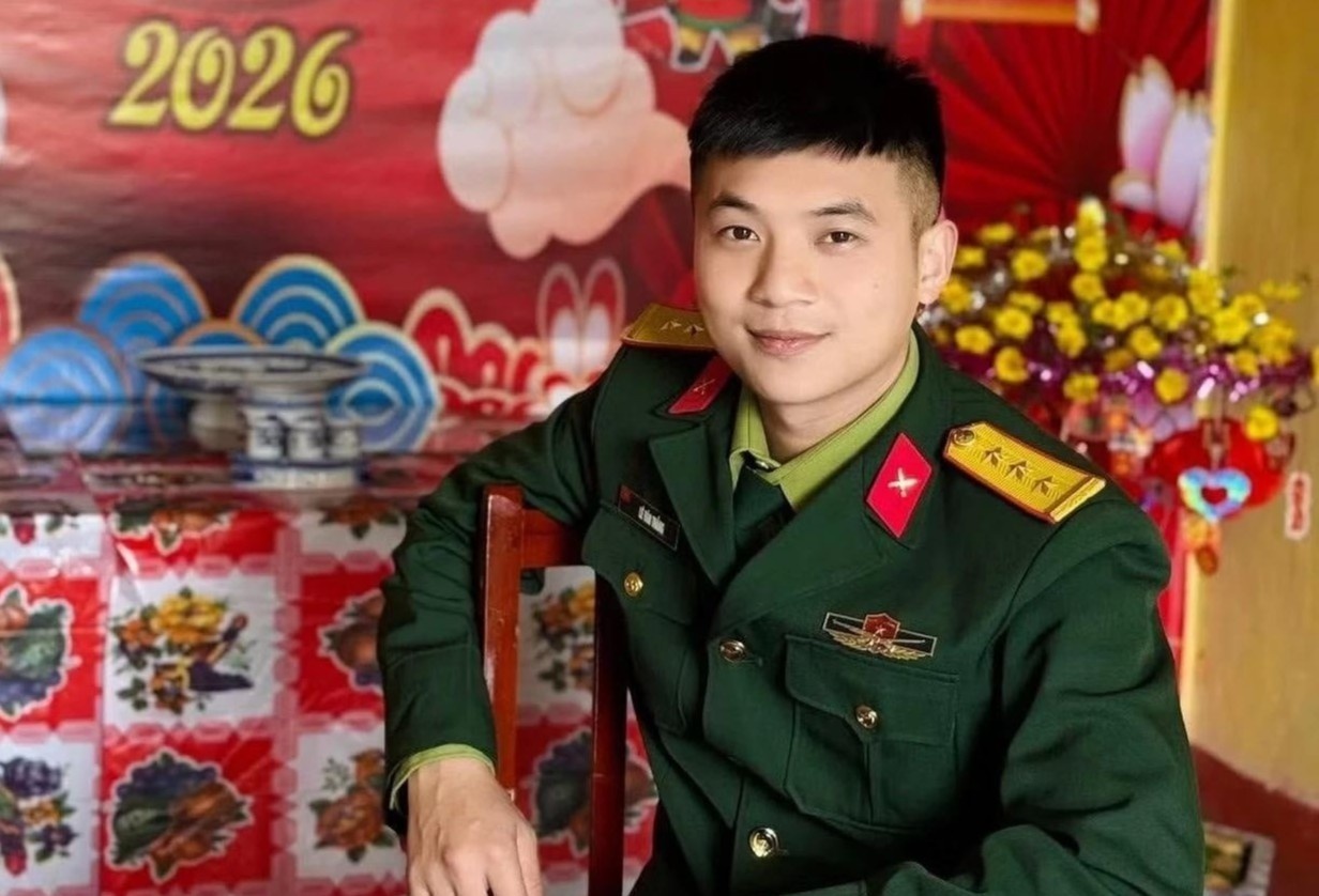 Hoa Minzy tien biet Thuong uy Le Van Thang hinh anh