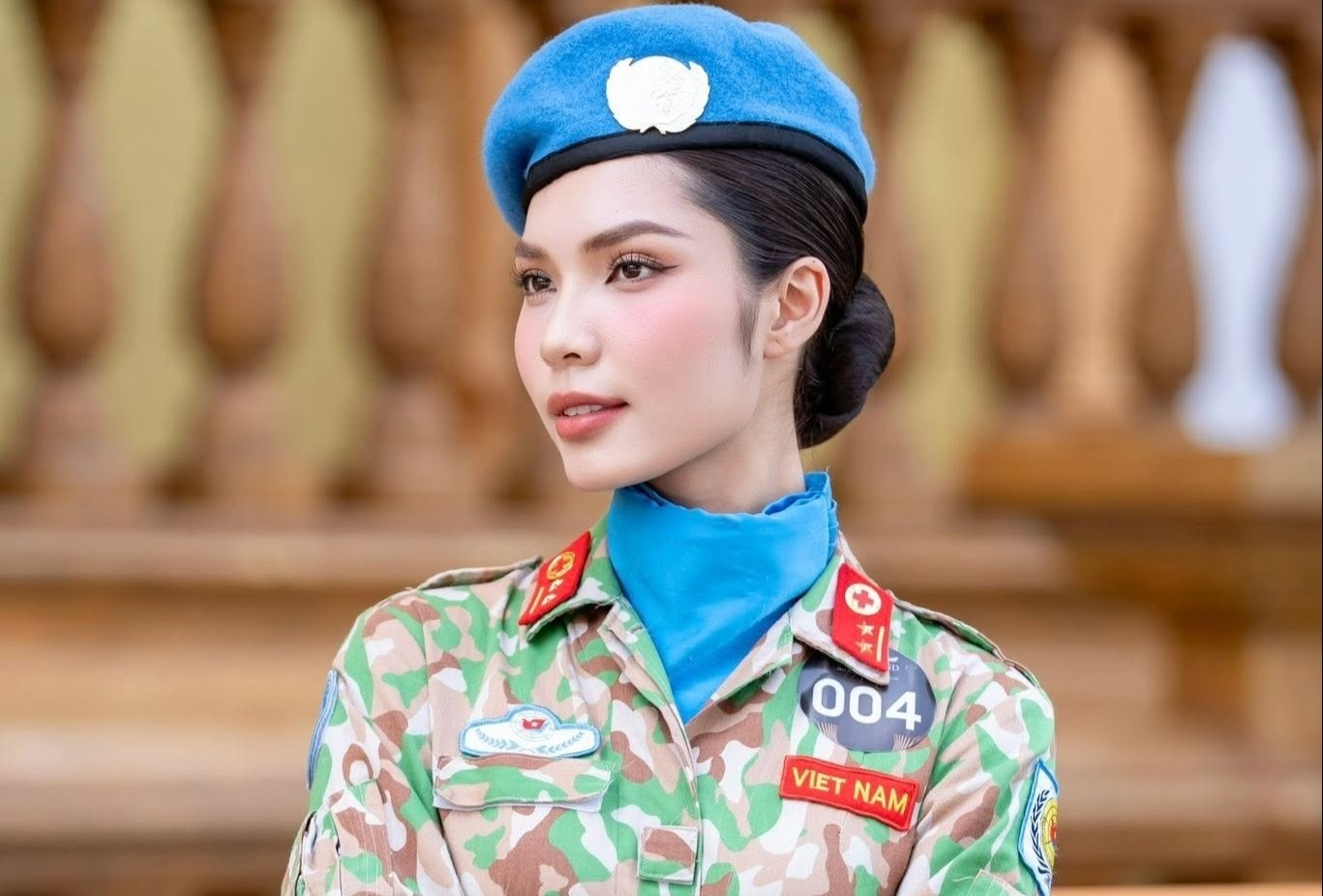 Nu Trung uy gay sot o Hoa hau Hoa Binh Viet Nam hinh anh
