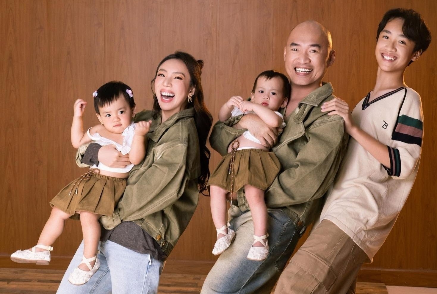 Thu Trang, Tien Luat ben cap song sinh hinh anh