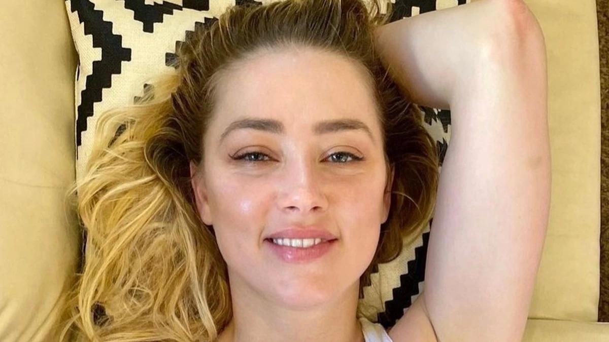 Amber Heard bi boc me hinh anh